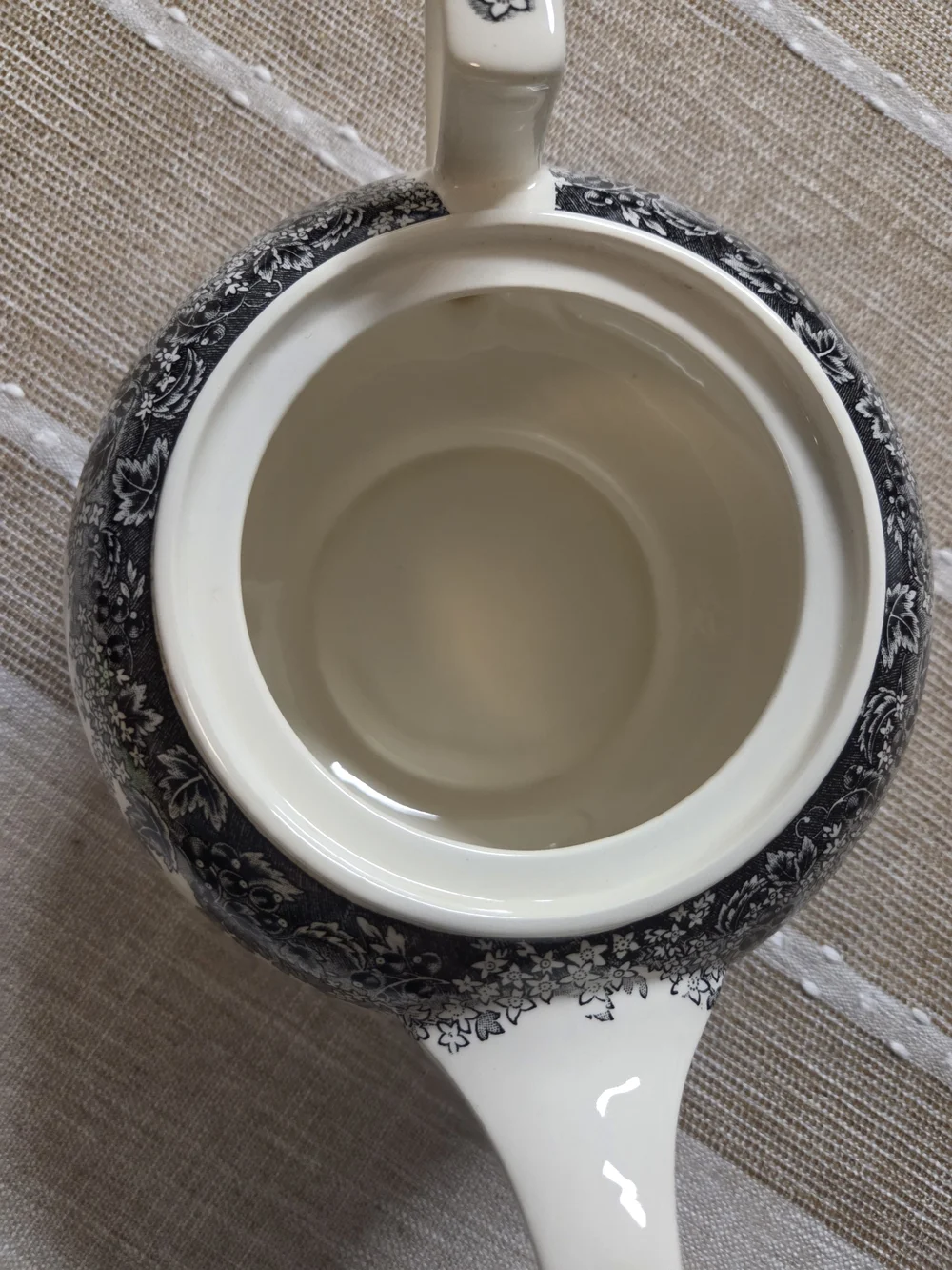 Vintage Wedgwood Romantic England The White Swan Teapot